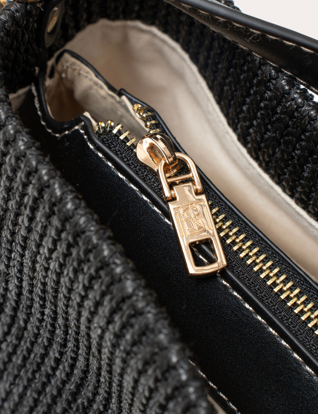 Amea escape bucket bag