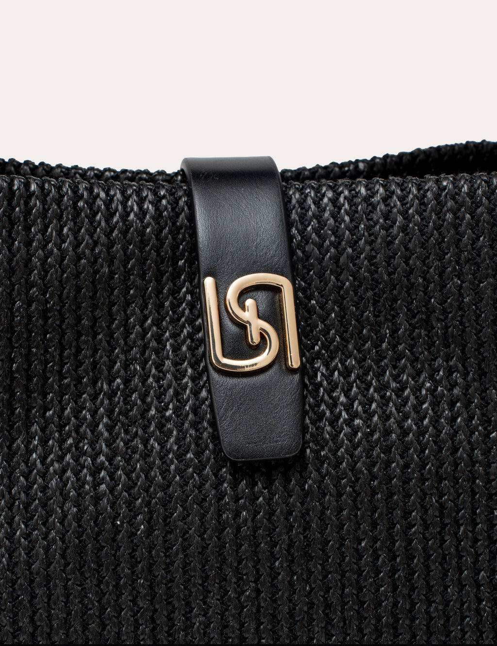 Amea escape bucket bag