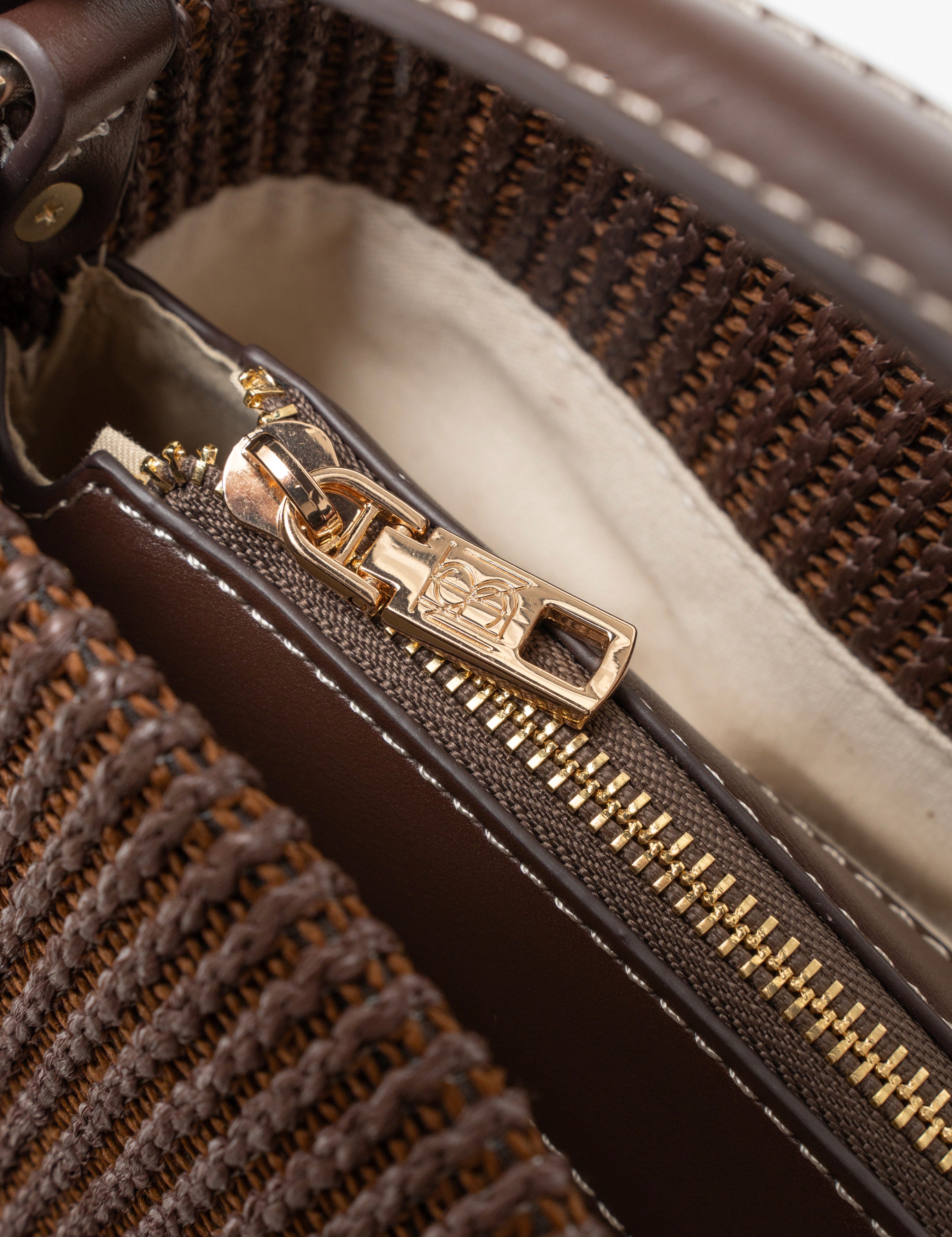 Amea escape bucket bag